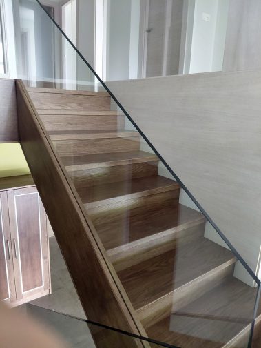 trabajos a medida. tejado escalera madera.