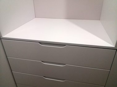 armario de madera empotrado. cajones.