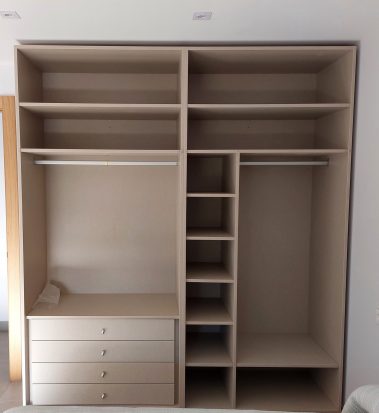 armario de madera empotrado