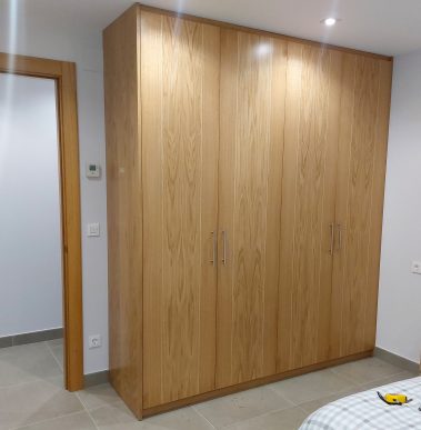 armario de madera empotrado