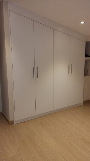 armario de madera empotrado